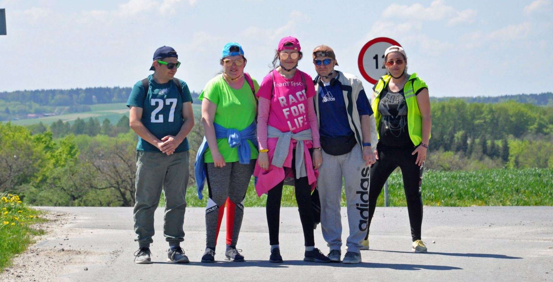 Czworo uczestników wycieczki na drodze