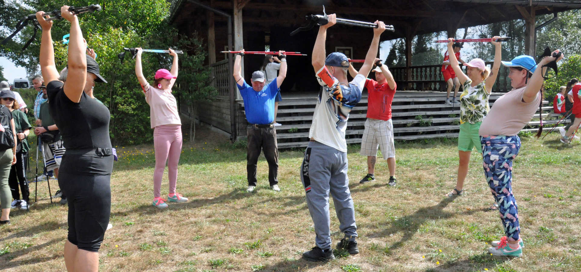 Kobieta z kijkami Nordic Walking