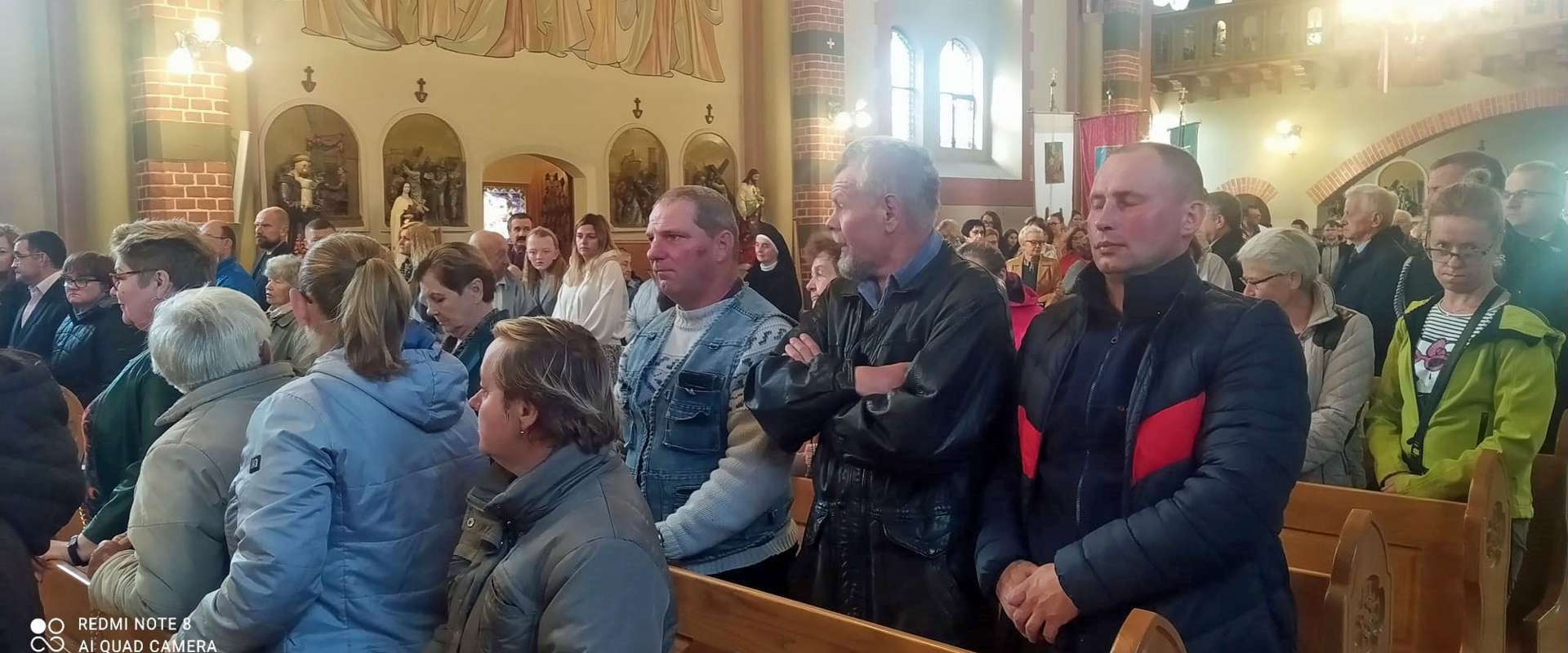 Zdjęcie grupowe w kościele