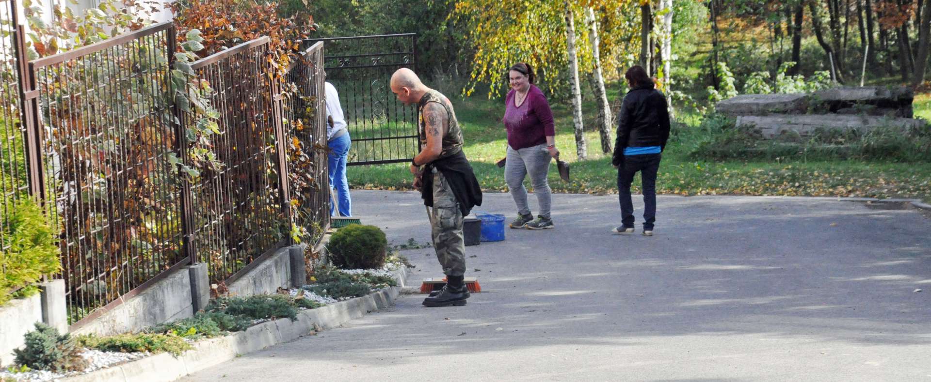 Uczestnicy ośrodka sprzątają teren