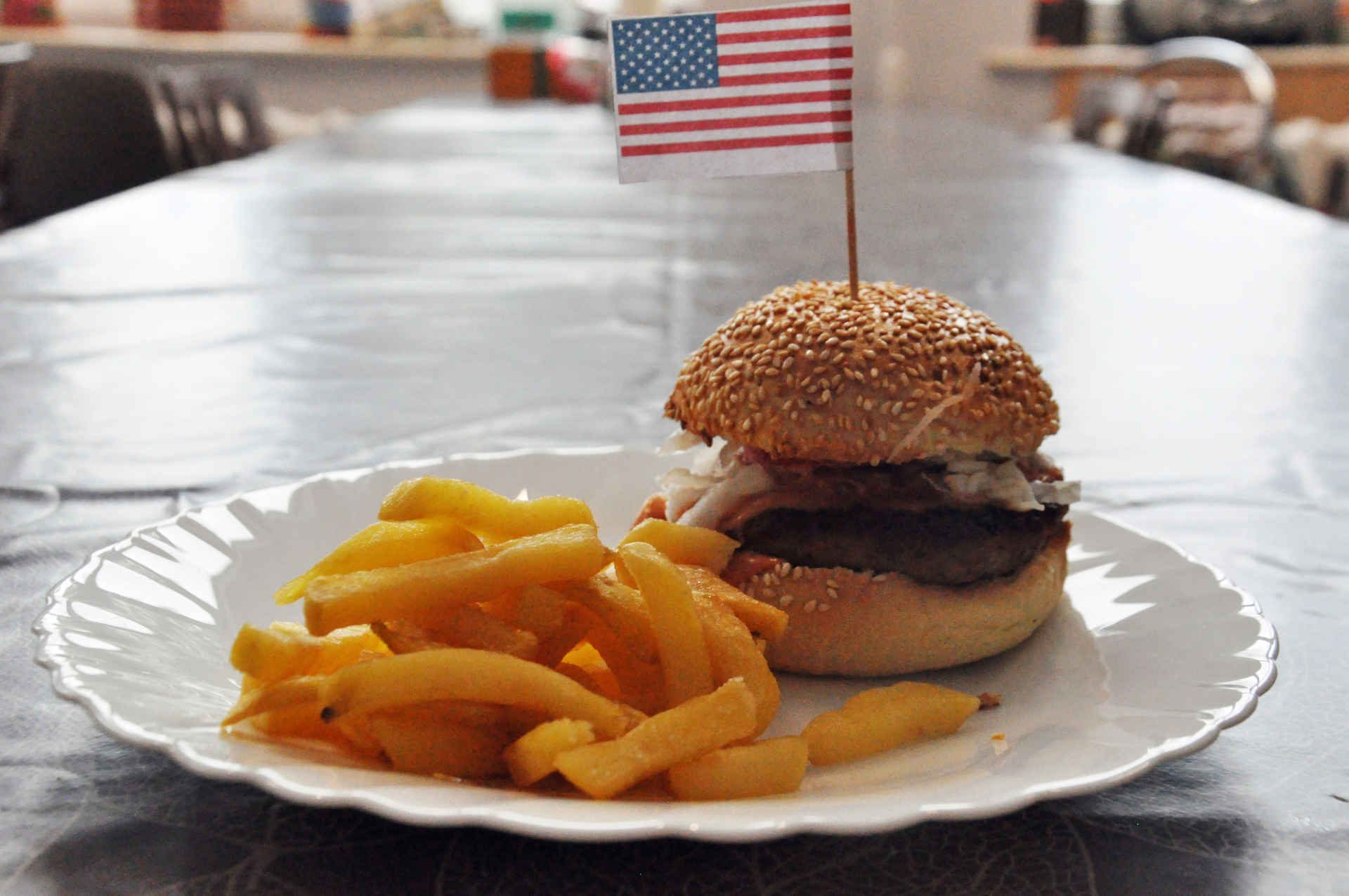 Hamburger i frytki