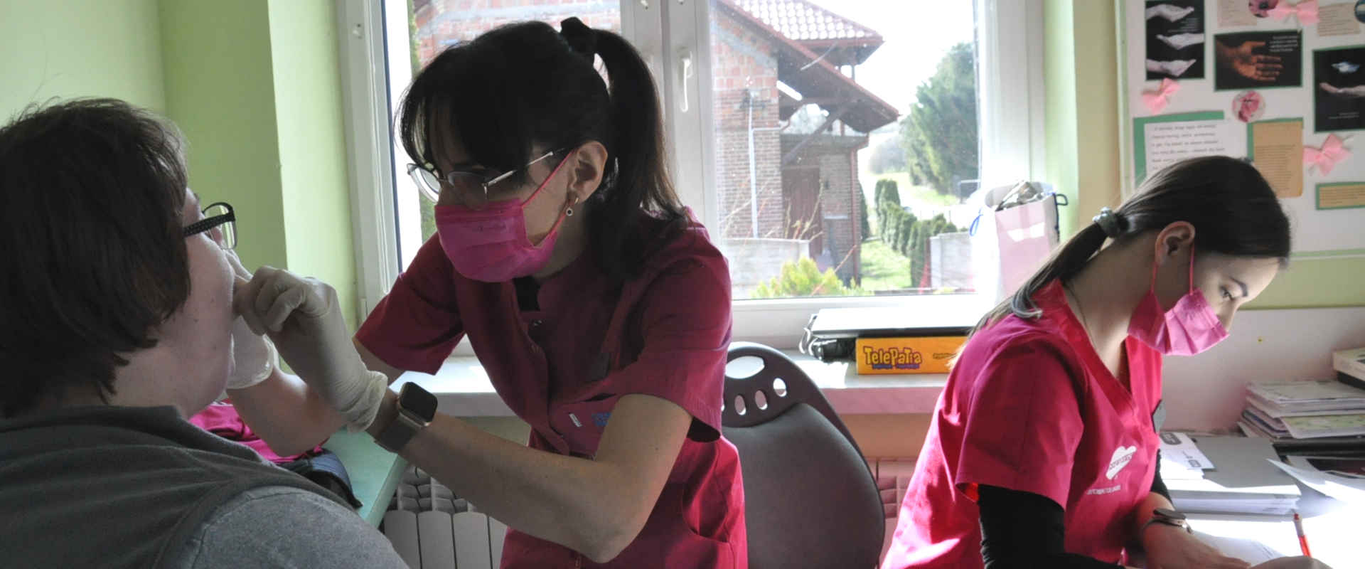Dentysta sprawdza ubytki u pacjentki