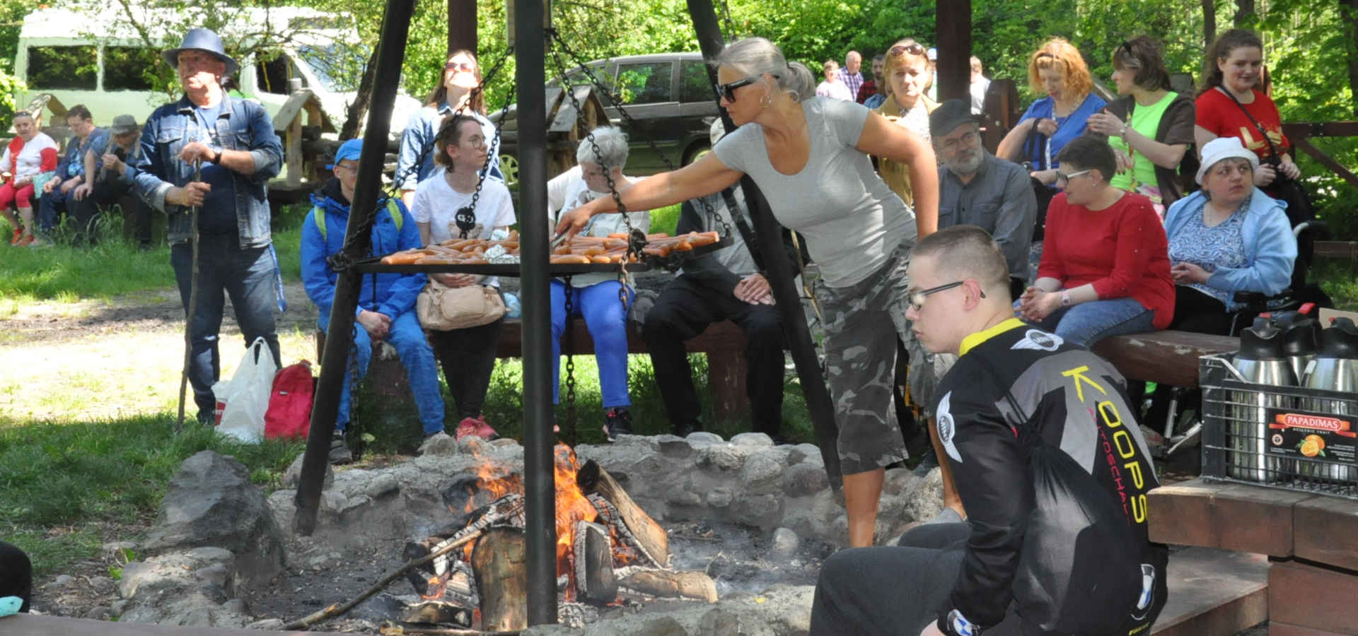 Uczestnicy majówki przy grillu