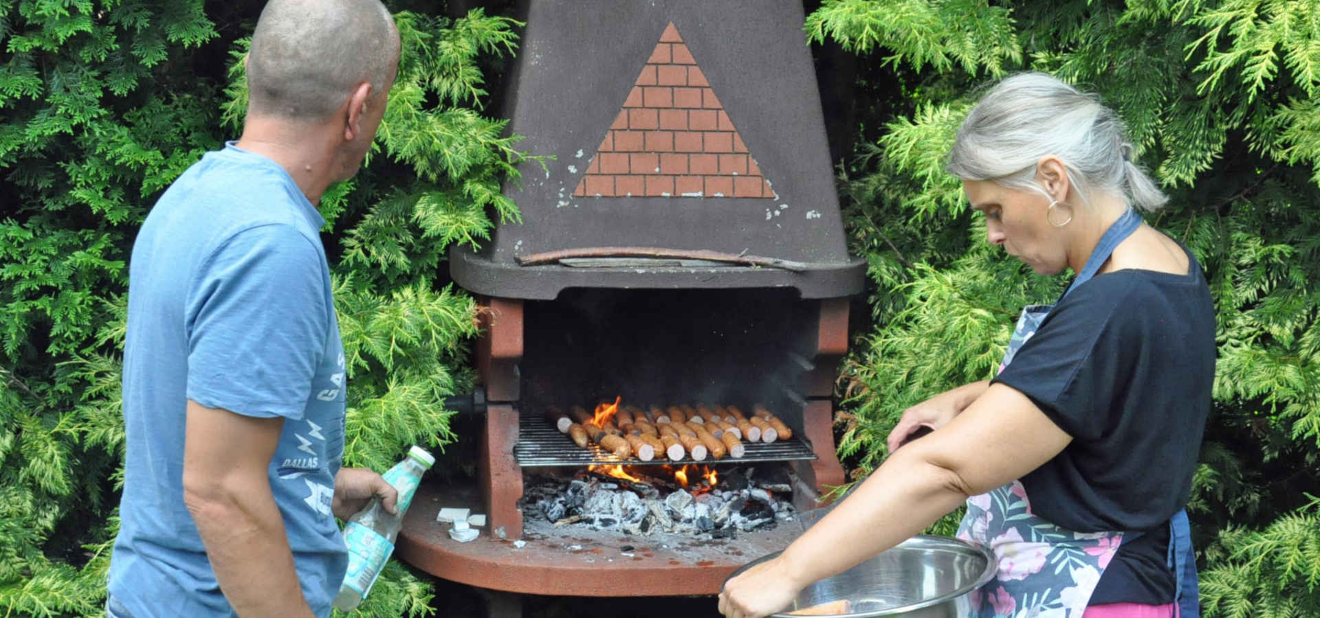 Kobieta i mężczyzna stojący grillu