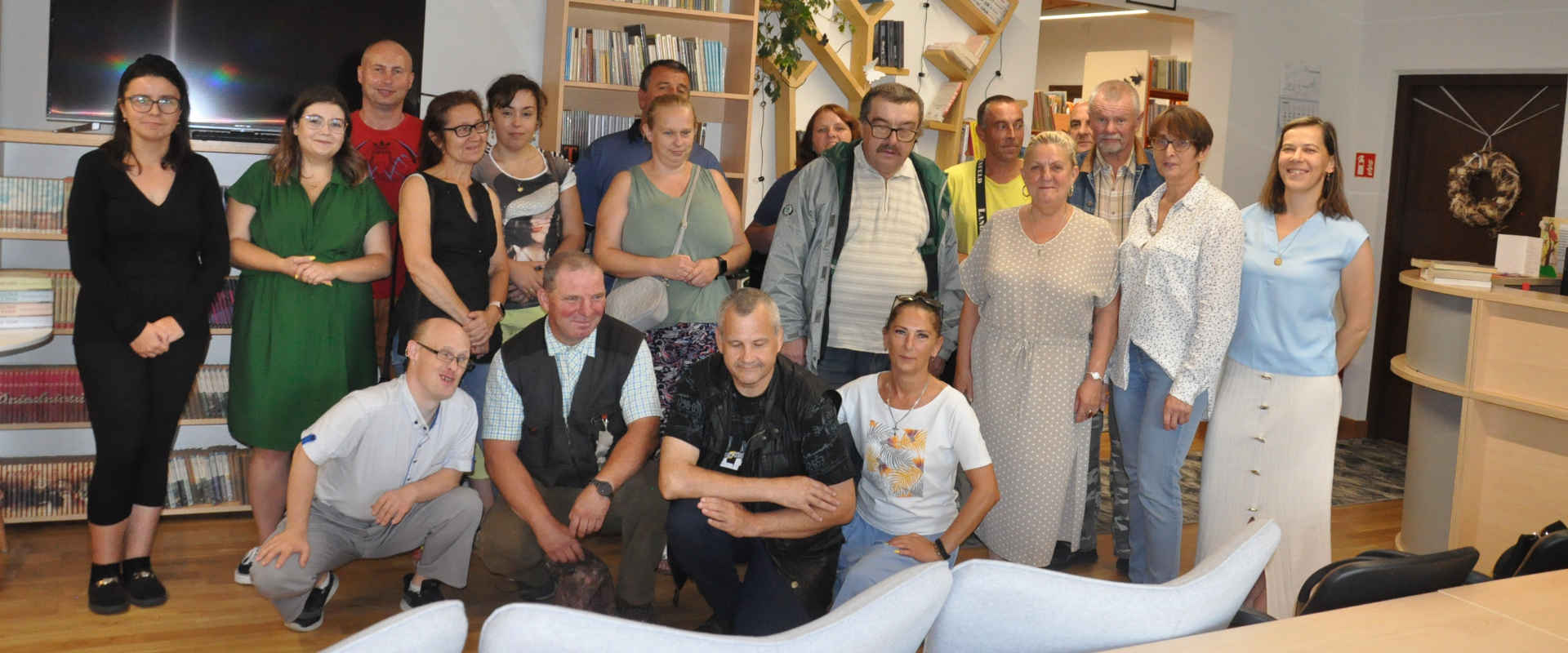 Zdjęcie grupowe w bibliotece