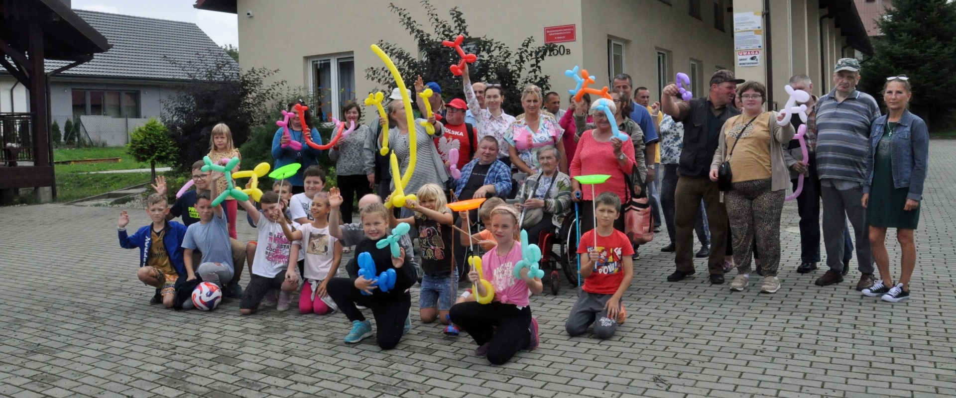 Zdjęcie grupowe z dziećmi ze świetlicy
