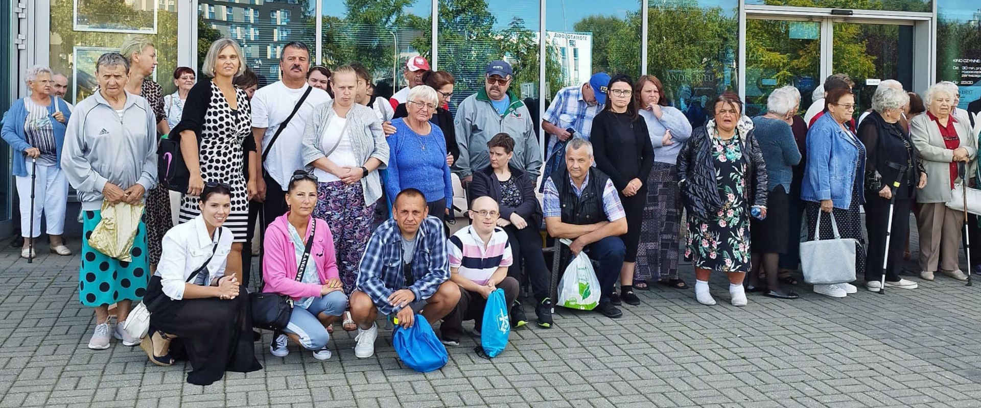 Zdjęcie grupowe przed kinem