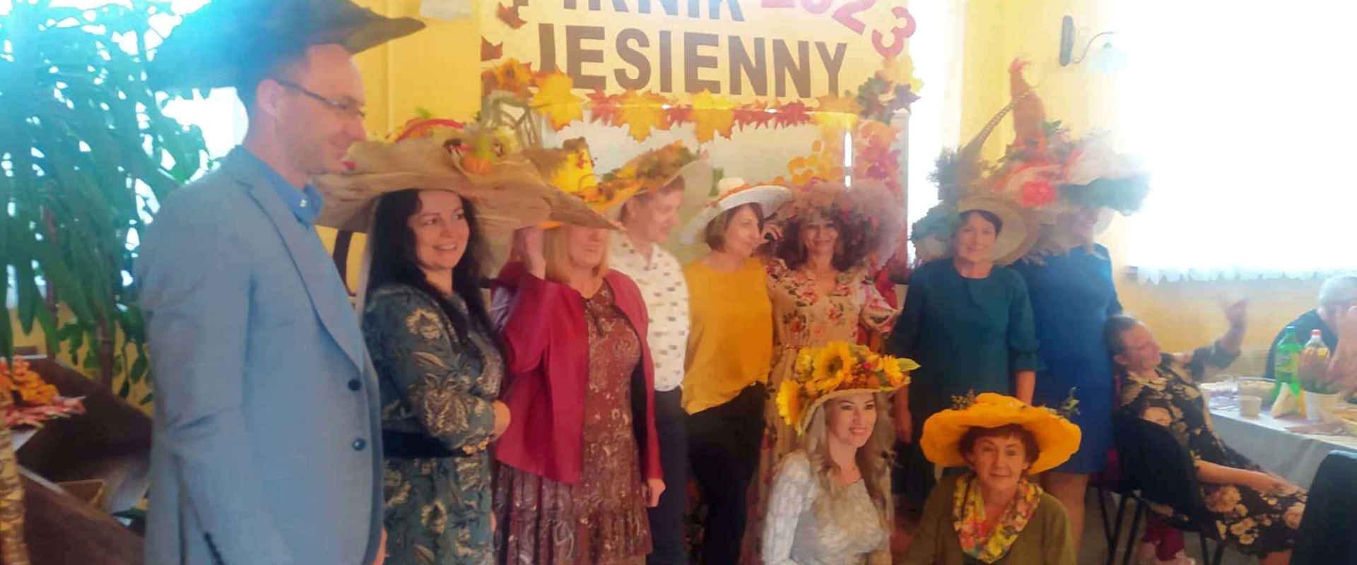 Uczestnicy wyjazdu na pikniku jesiennym