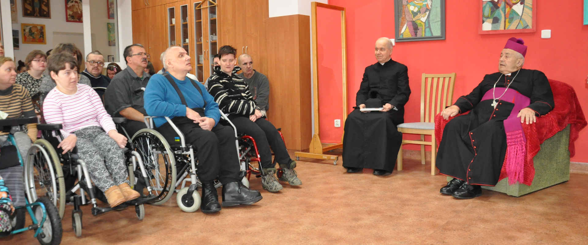 Ksiądz Biskup Edward Białogłowski z podopiecznymi