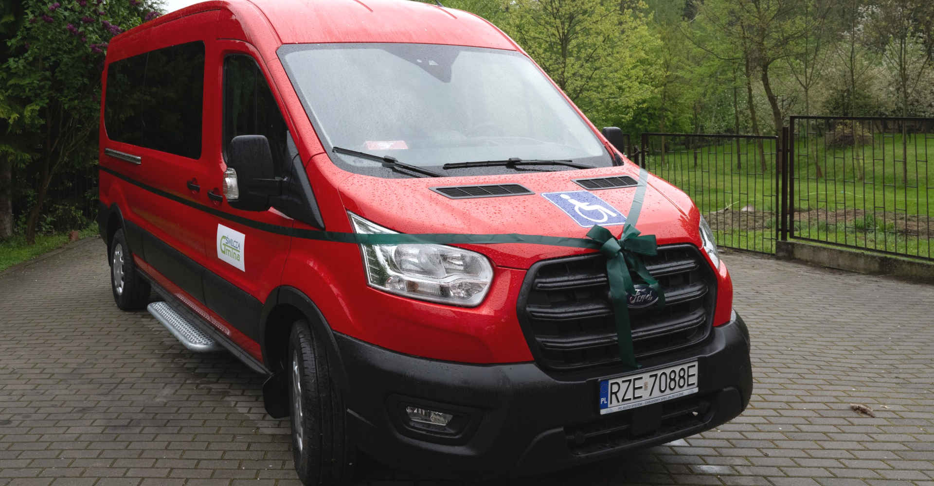 Nowy czerwony bus