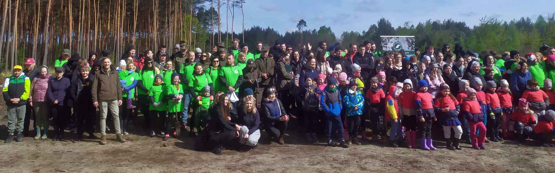 Zdjęcie grupowe uczestników sadzenia drzewek