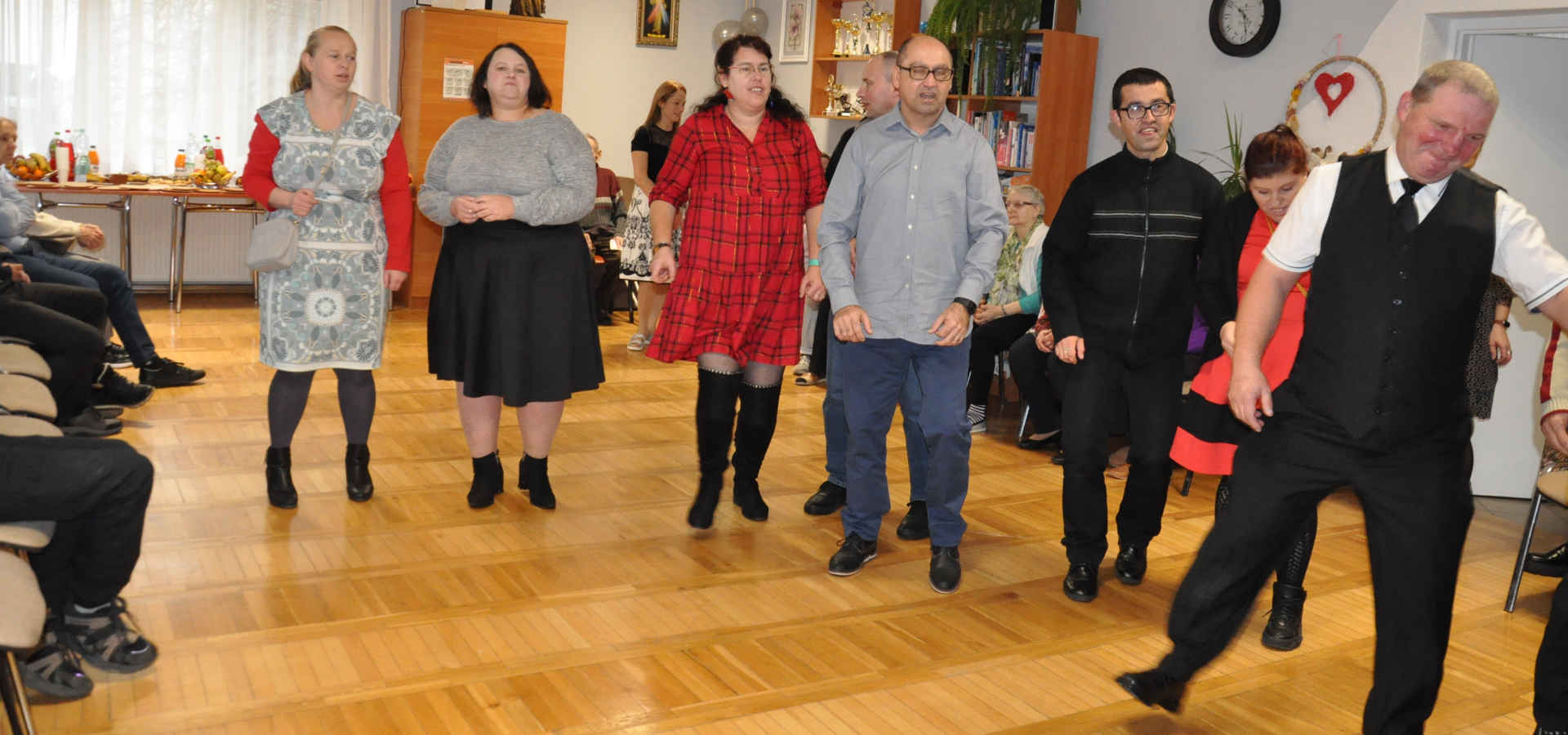 Uczestnicy podczas zabawy andrzejkowej bis