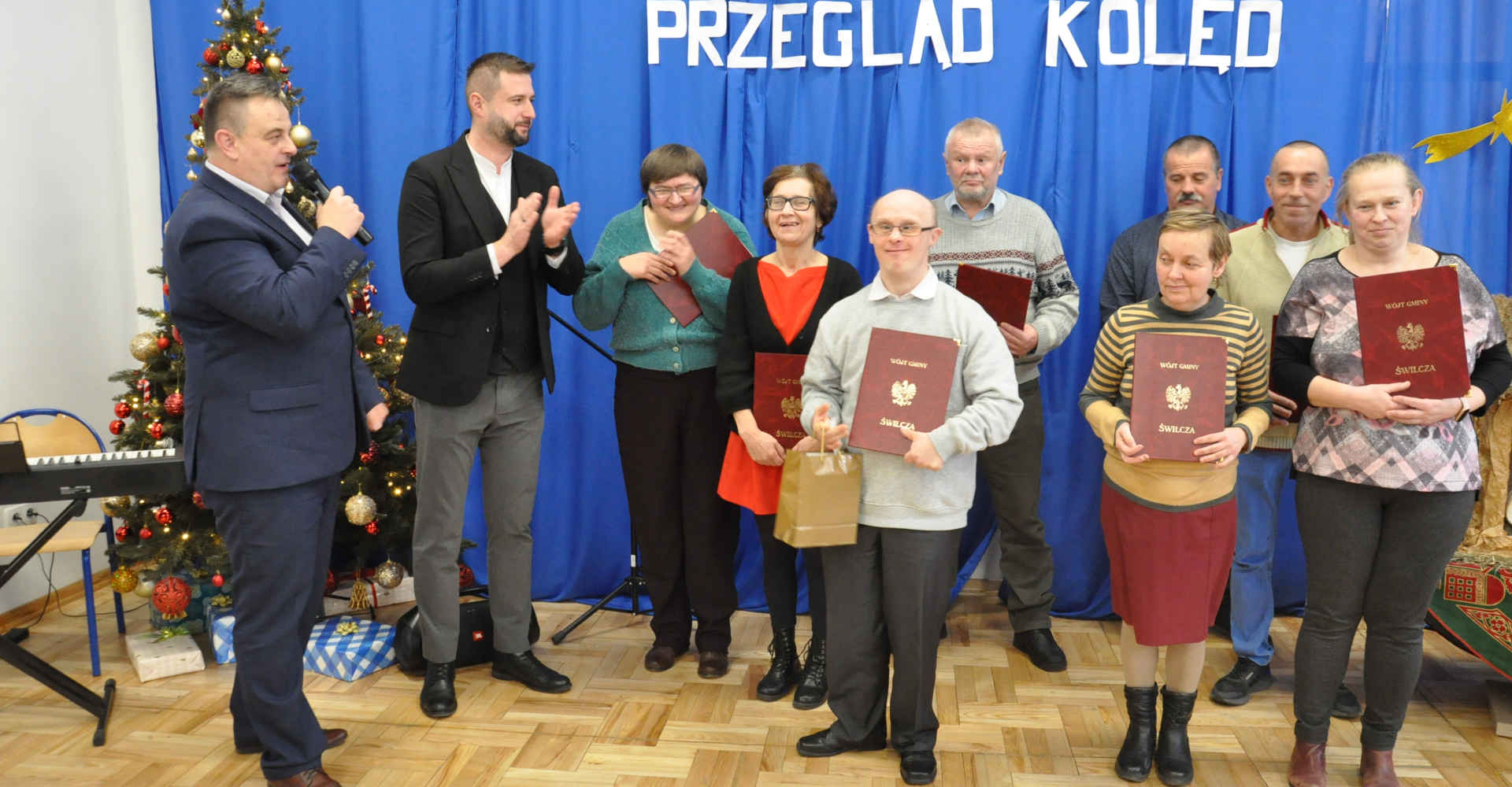 Uczestnicy konkursu z wójtem Dawidem Homą