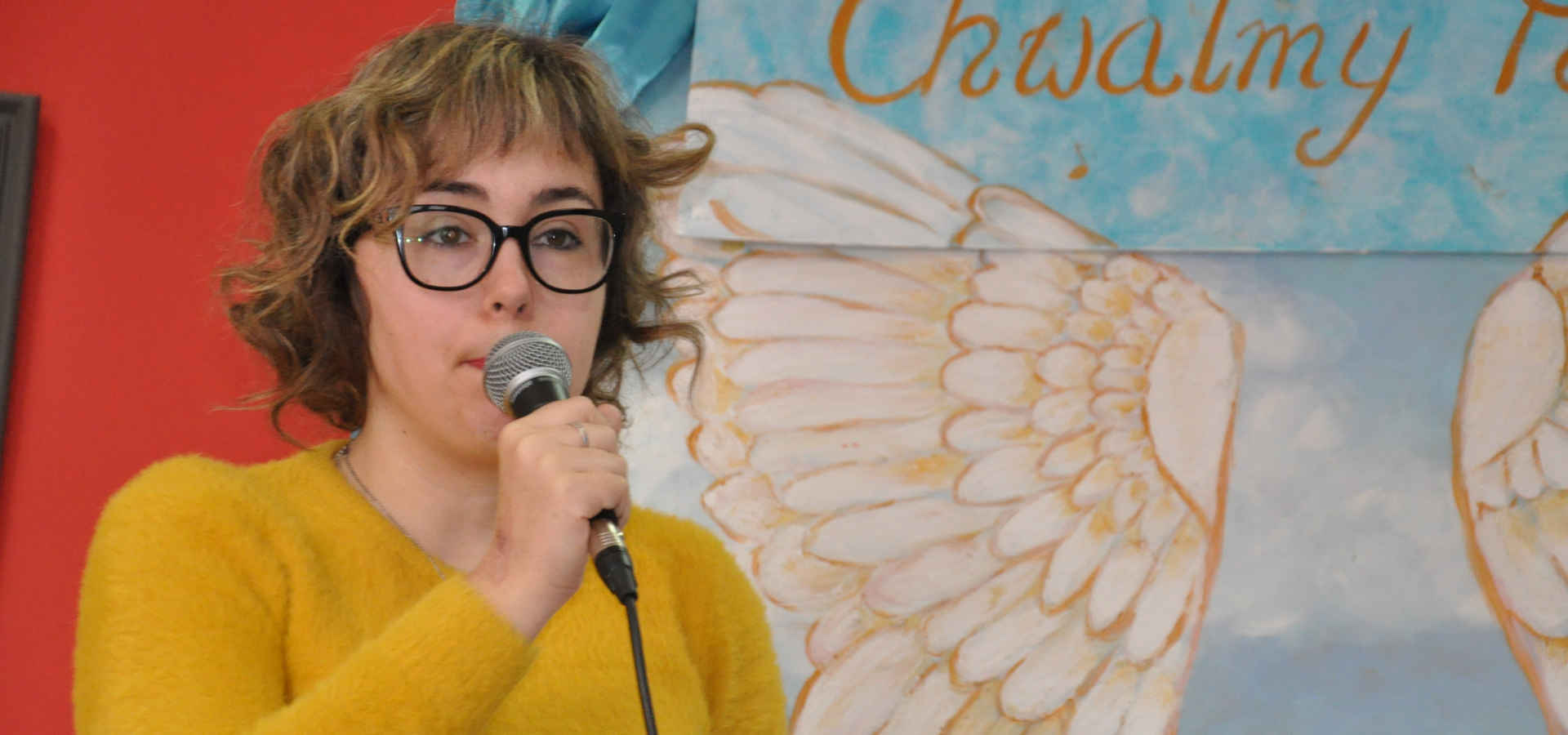Kobieta śpiewa podczas przeglądu pieśni religijnych