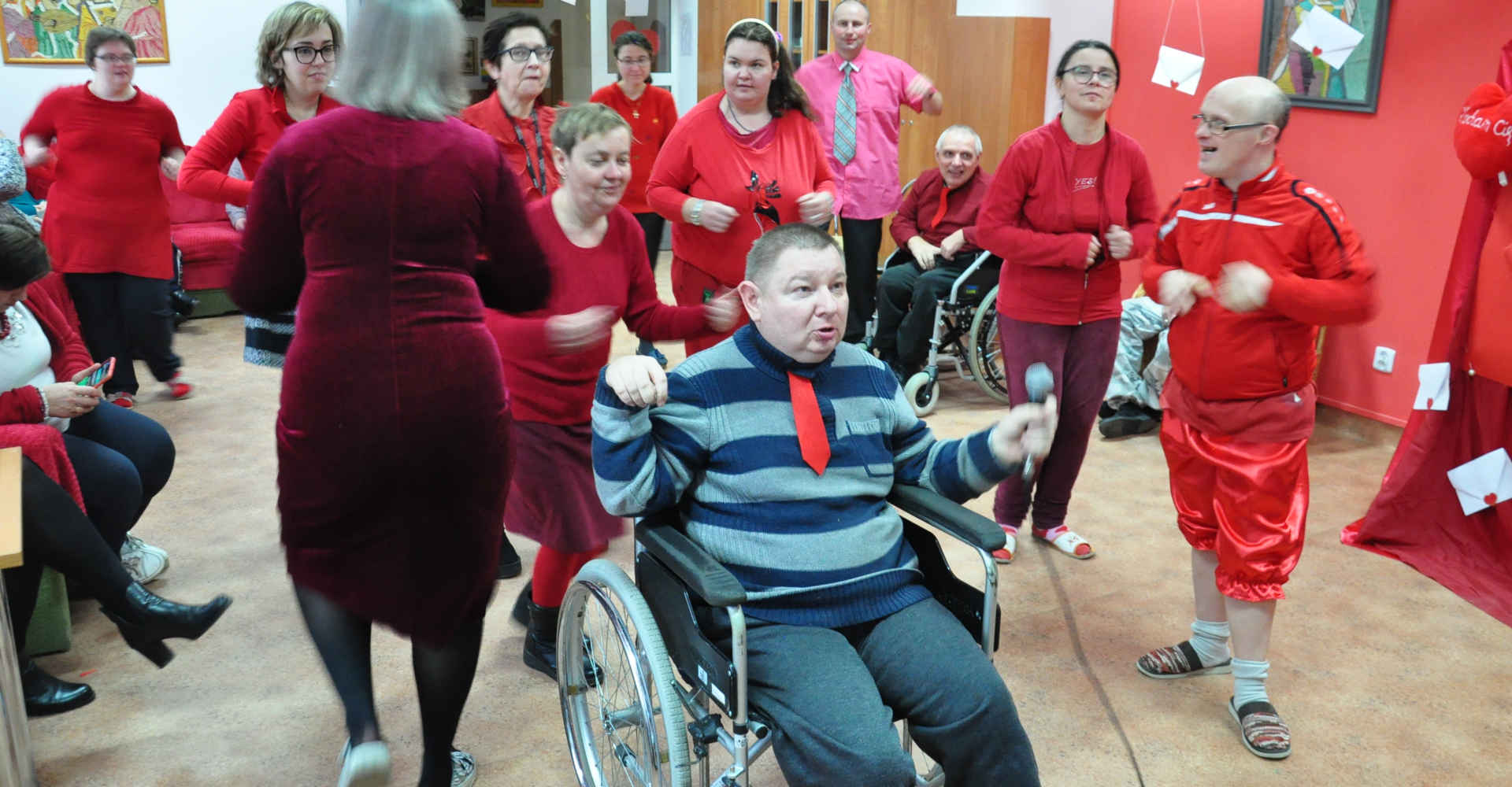 Wychowankowie w czerwonych kolorach podczas zabawy walentynkowej